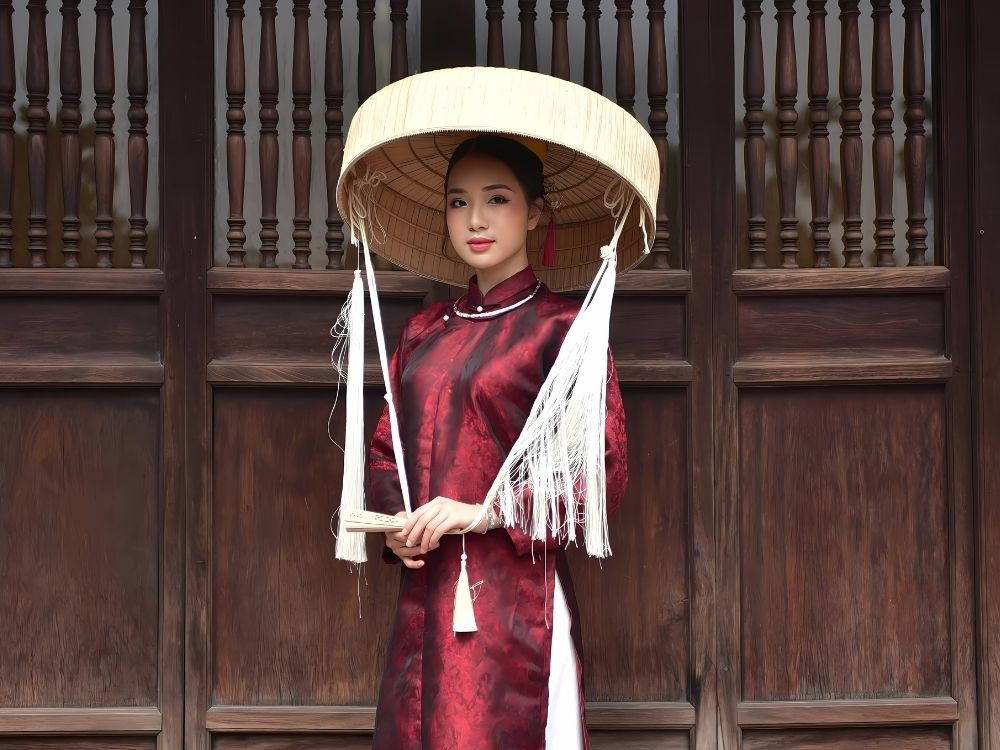 Áo dài may từ Gấm Đỏ Đô Dệt Sợi Ánh Đen V