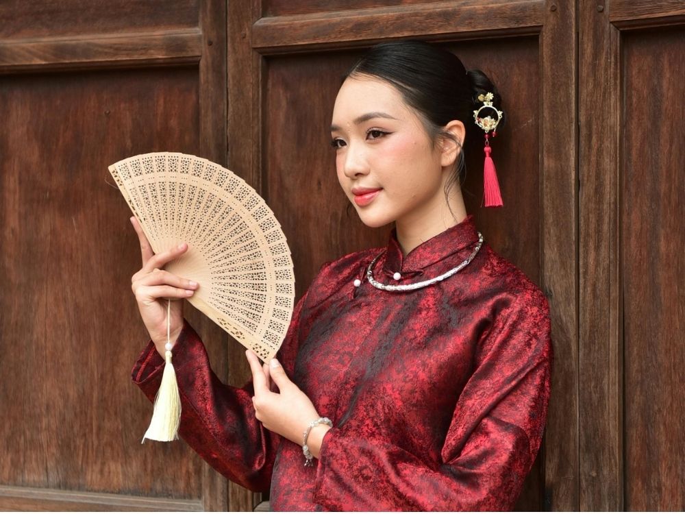 Áo chẽn Việt phục làm từ Gấm Đỏ Đô Dệt Sợi Ánh Đen V