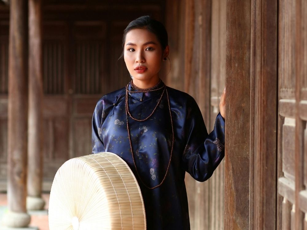 Phụ nữ Việt trong trang phục áo dài xưa dáng suông