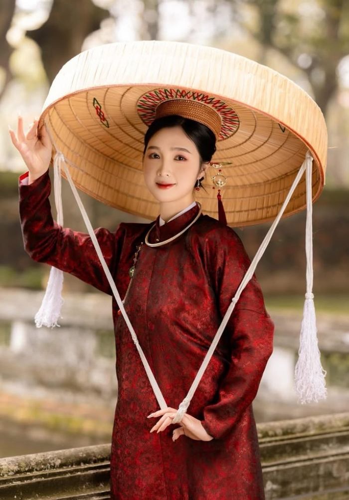 Gấm Đỏ Đô Dệt Sợi Ánh Đen V