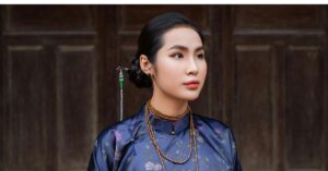 Áo dài xưa dáng suông thanh lịch, cổ xưa