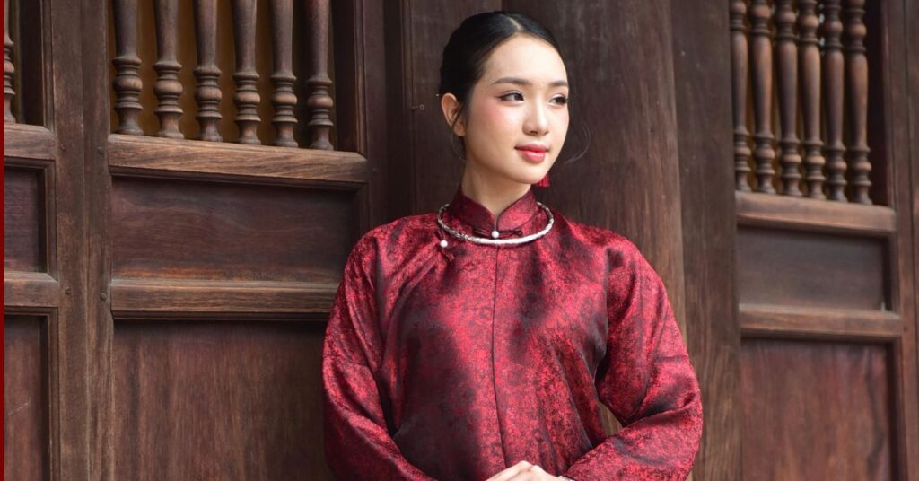 Gấm Đỏ Đô Dệt Sợi Ánh Đen V